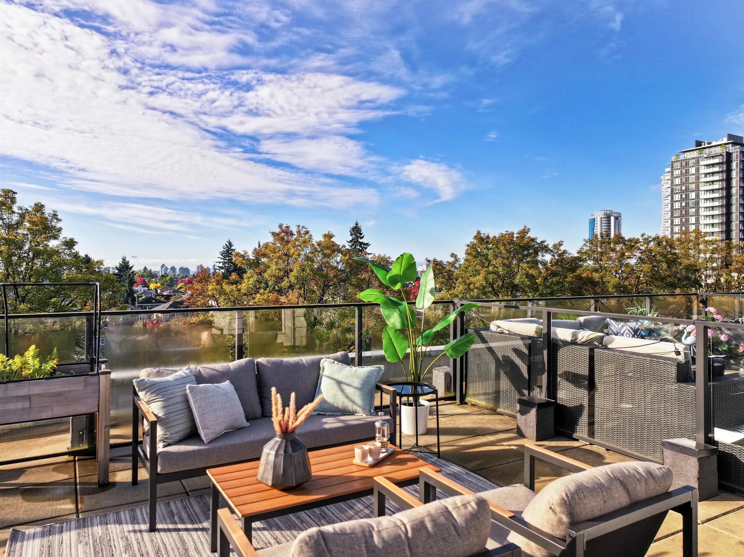 140 W Woodstock Avenue