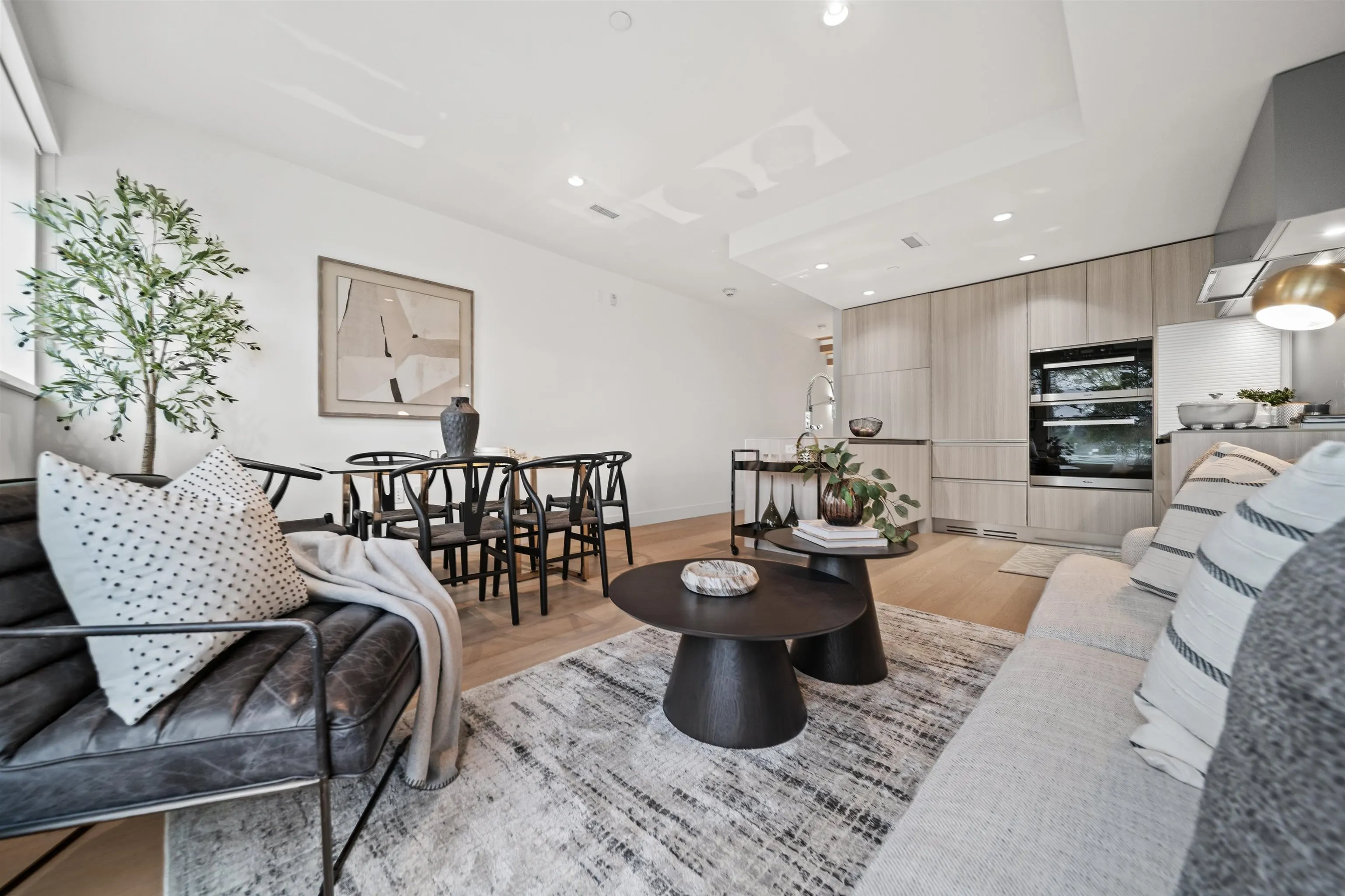 140 W Woodstock Avenue