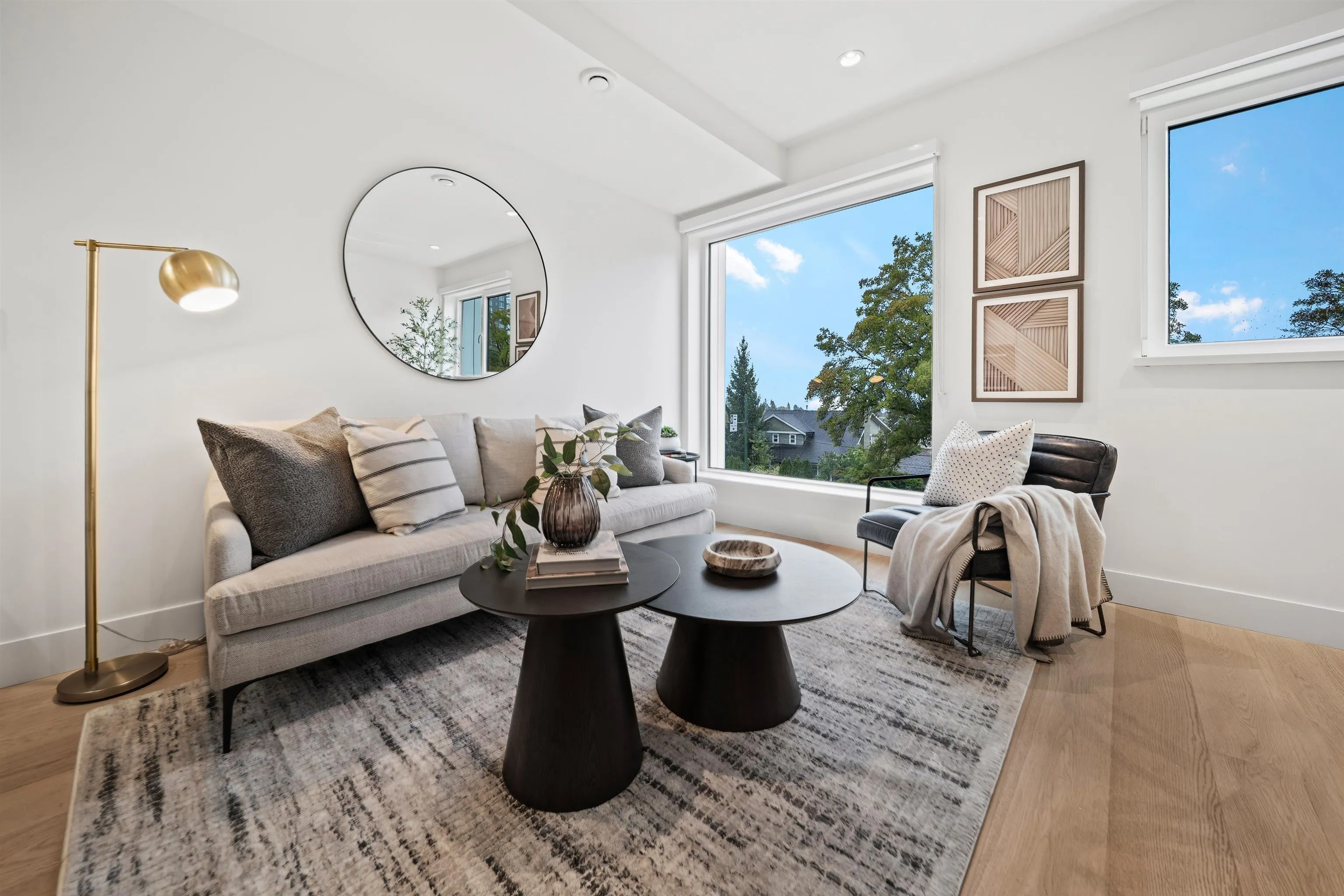 140 W Woodstock Avenue