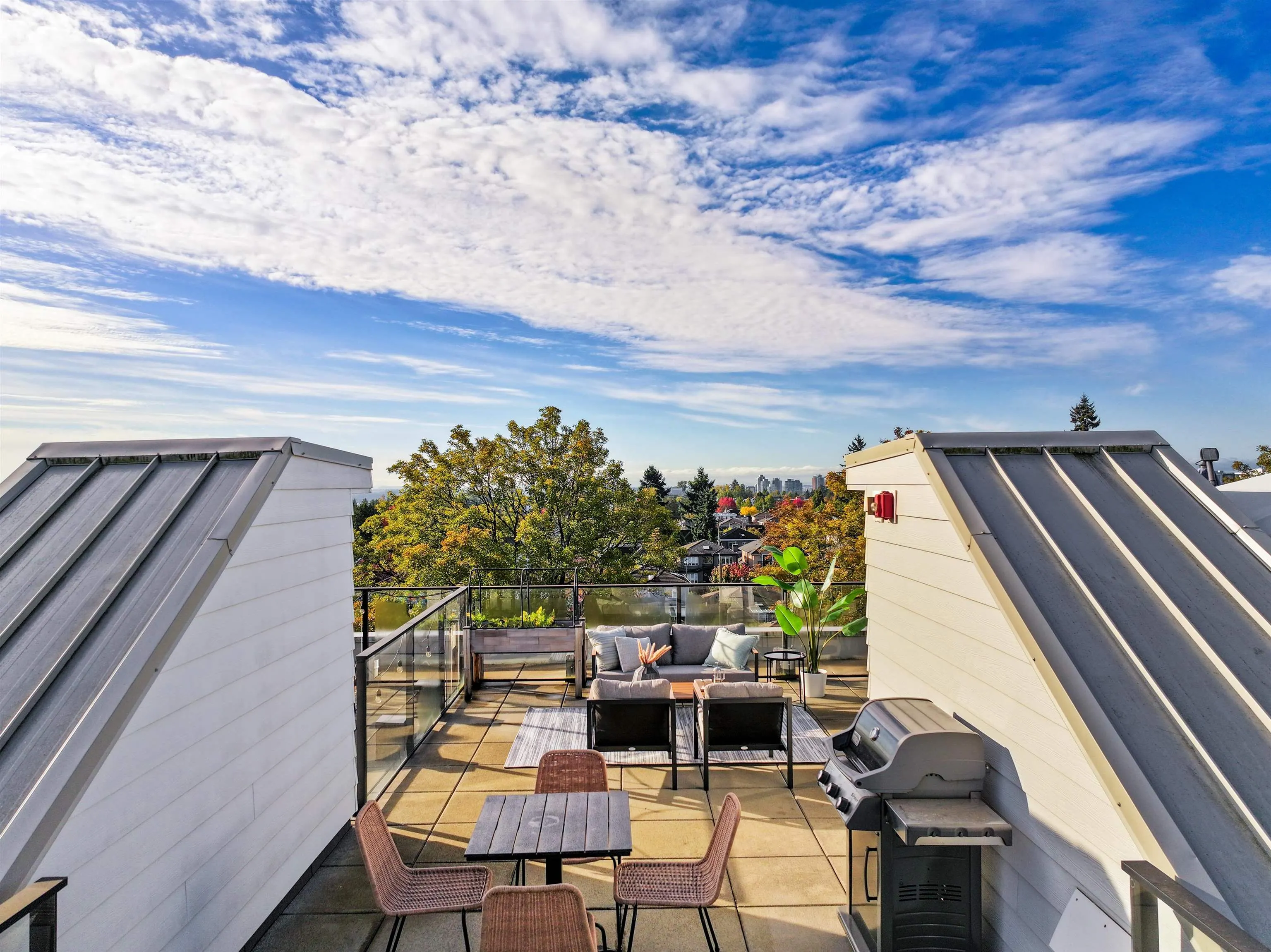 140 W Woodstock Avenue