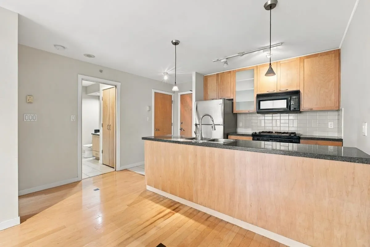 989 Richards Street #705
