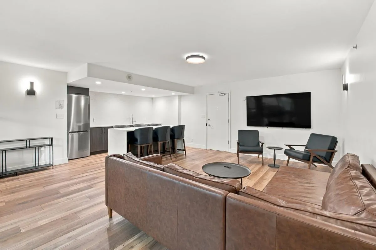 989 Richards Street #705