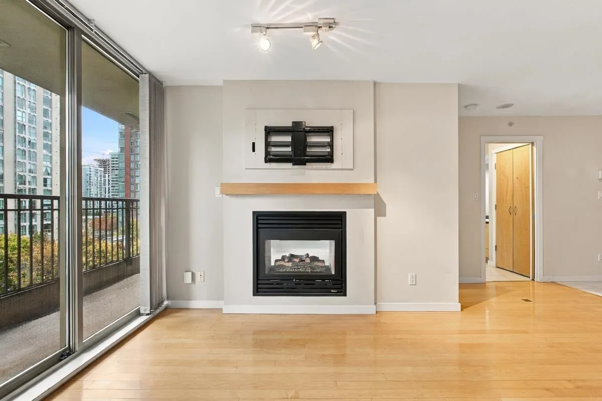 989 Richards Street #705