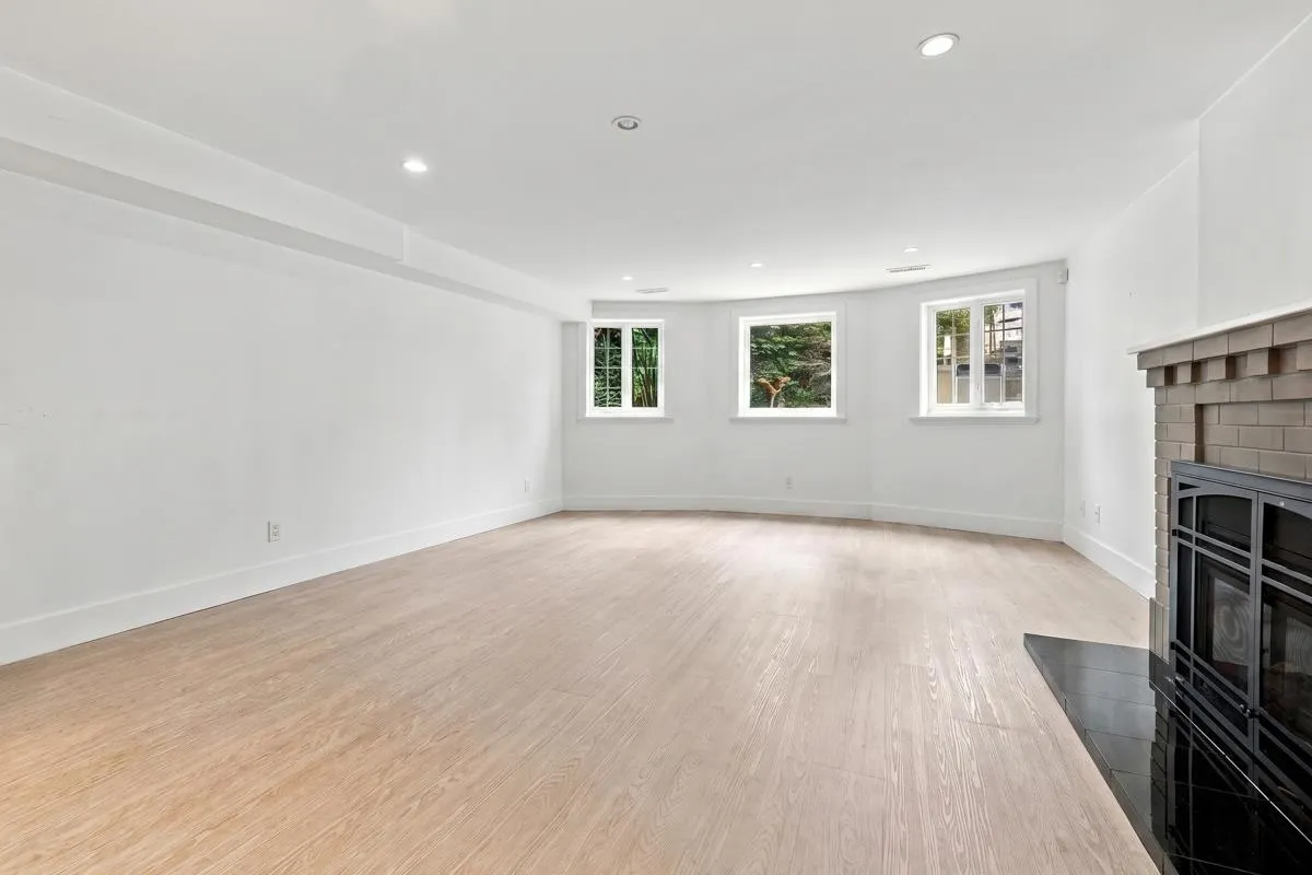 2843 W 49th Ave
