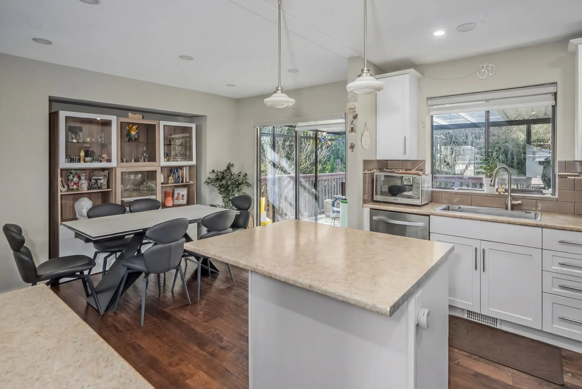 1981 158a Street