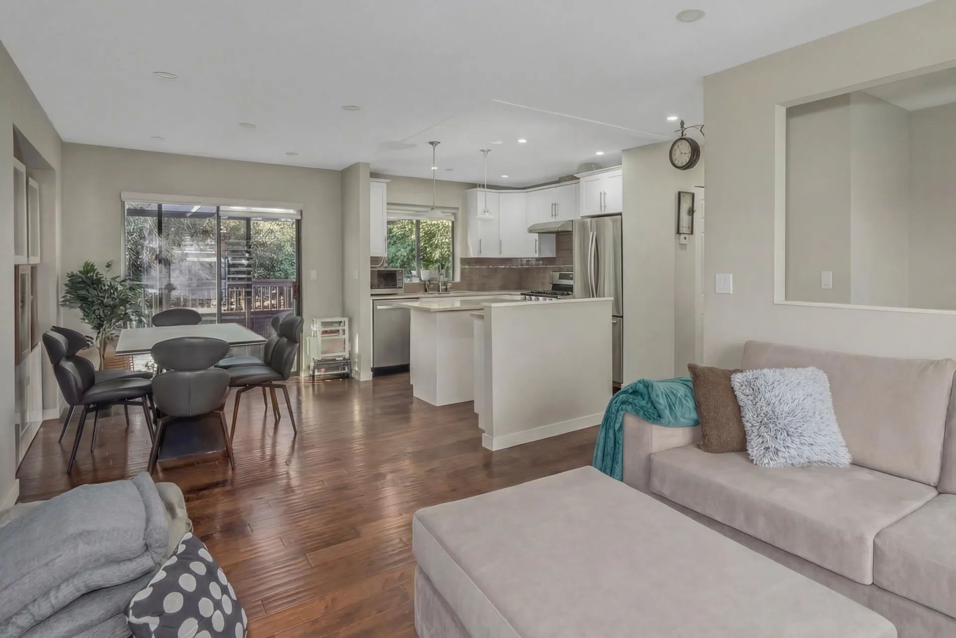 1981 158a Street