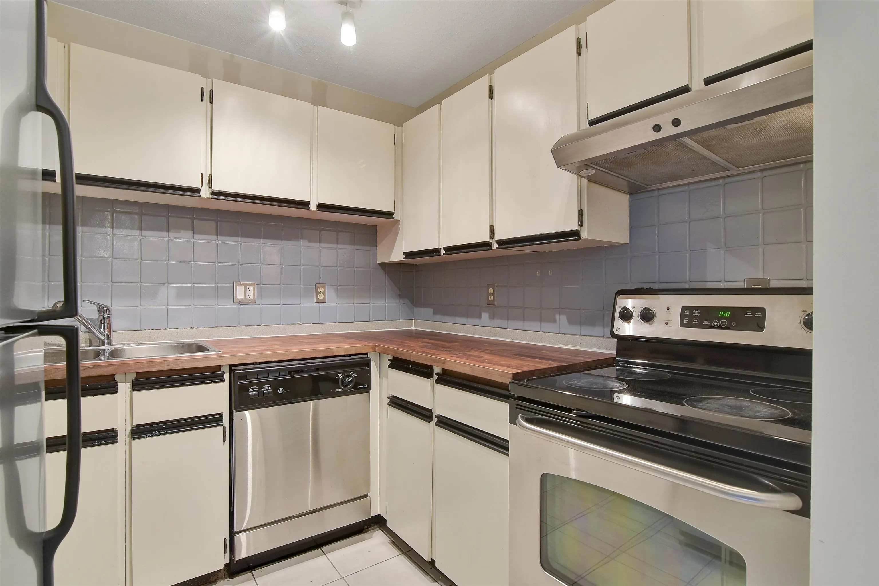 1405 Haro Street #202
