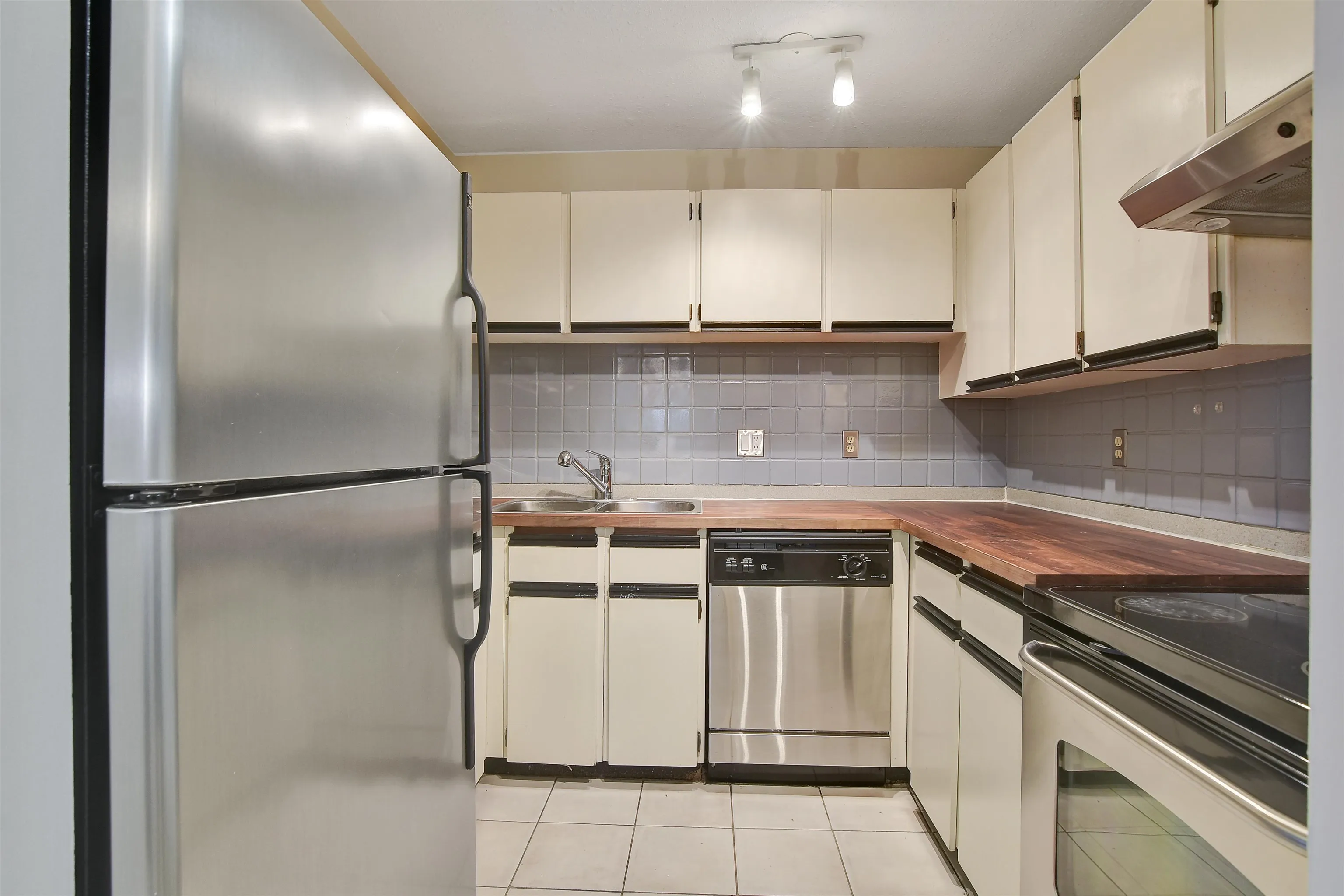 1405 Haro Street #202