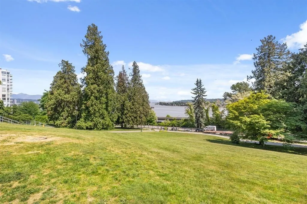 22 E Royal Avenue #220