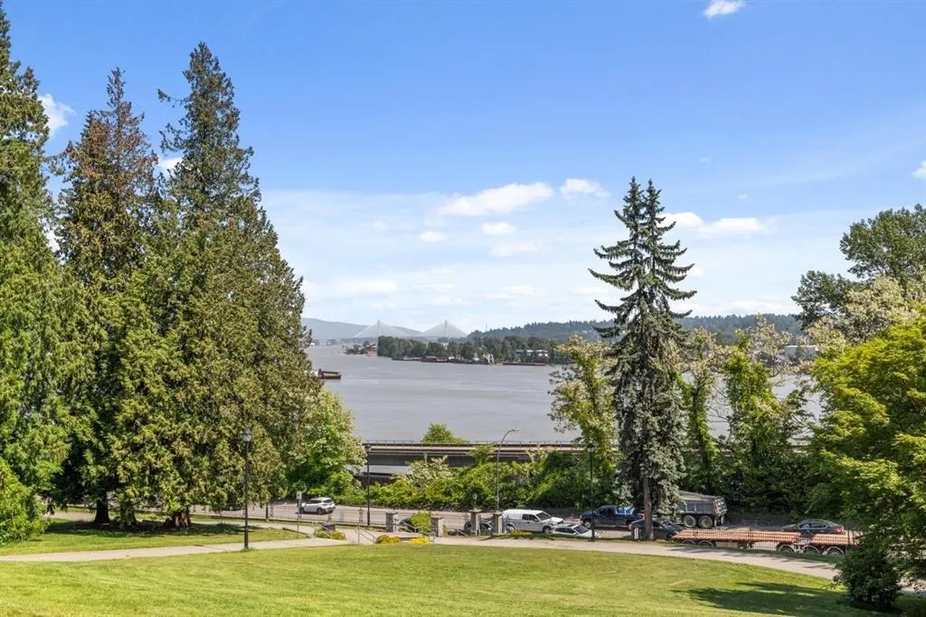 22 E Royal Avenue #220