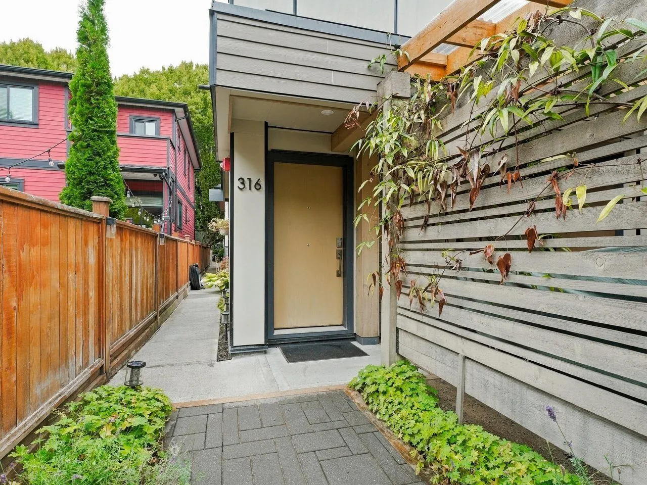 320 E 32nd Avenue