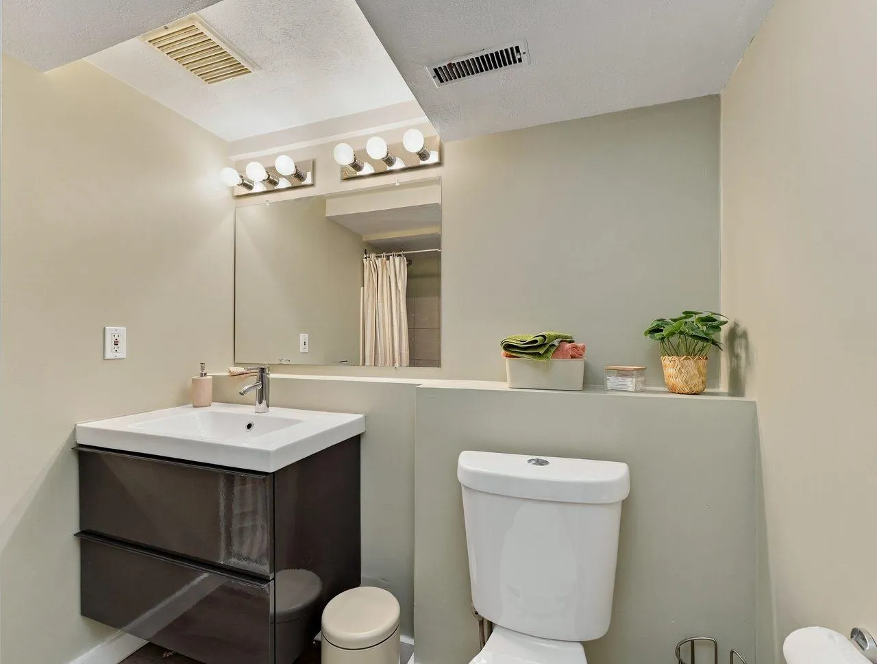320 E 32nd Avenue