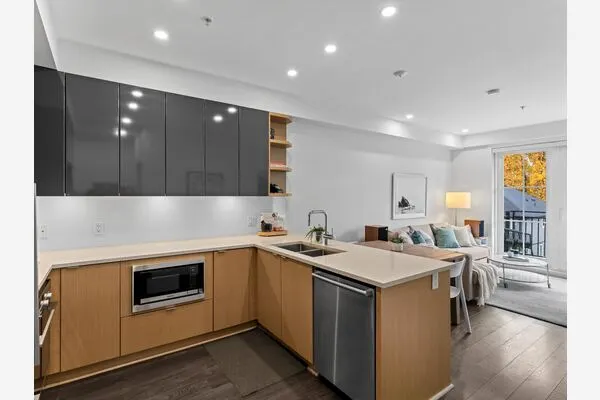 2528 Collingwood Street #302