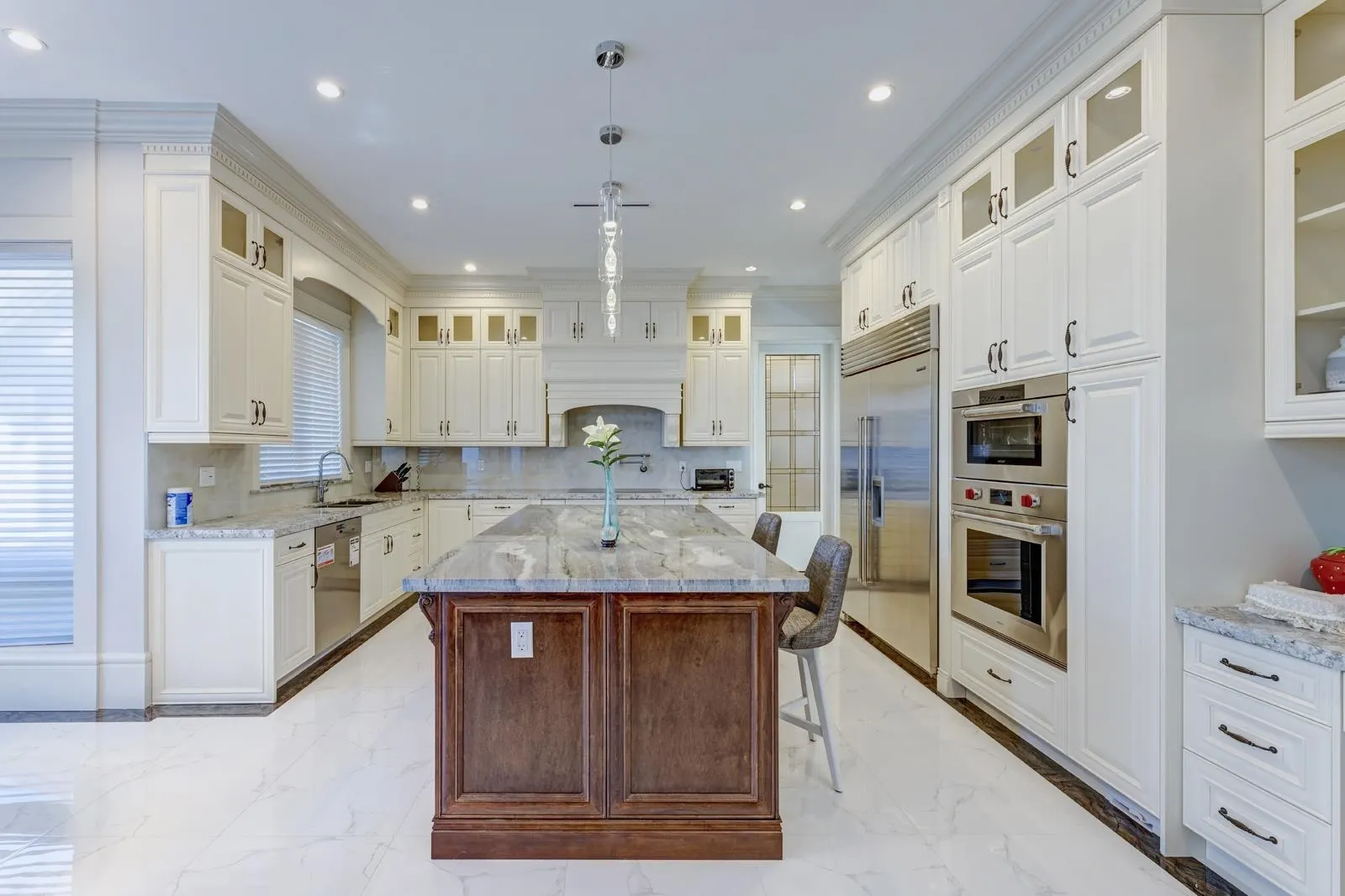 7991 Sunnyholme Crescent