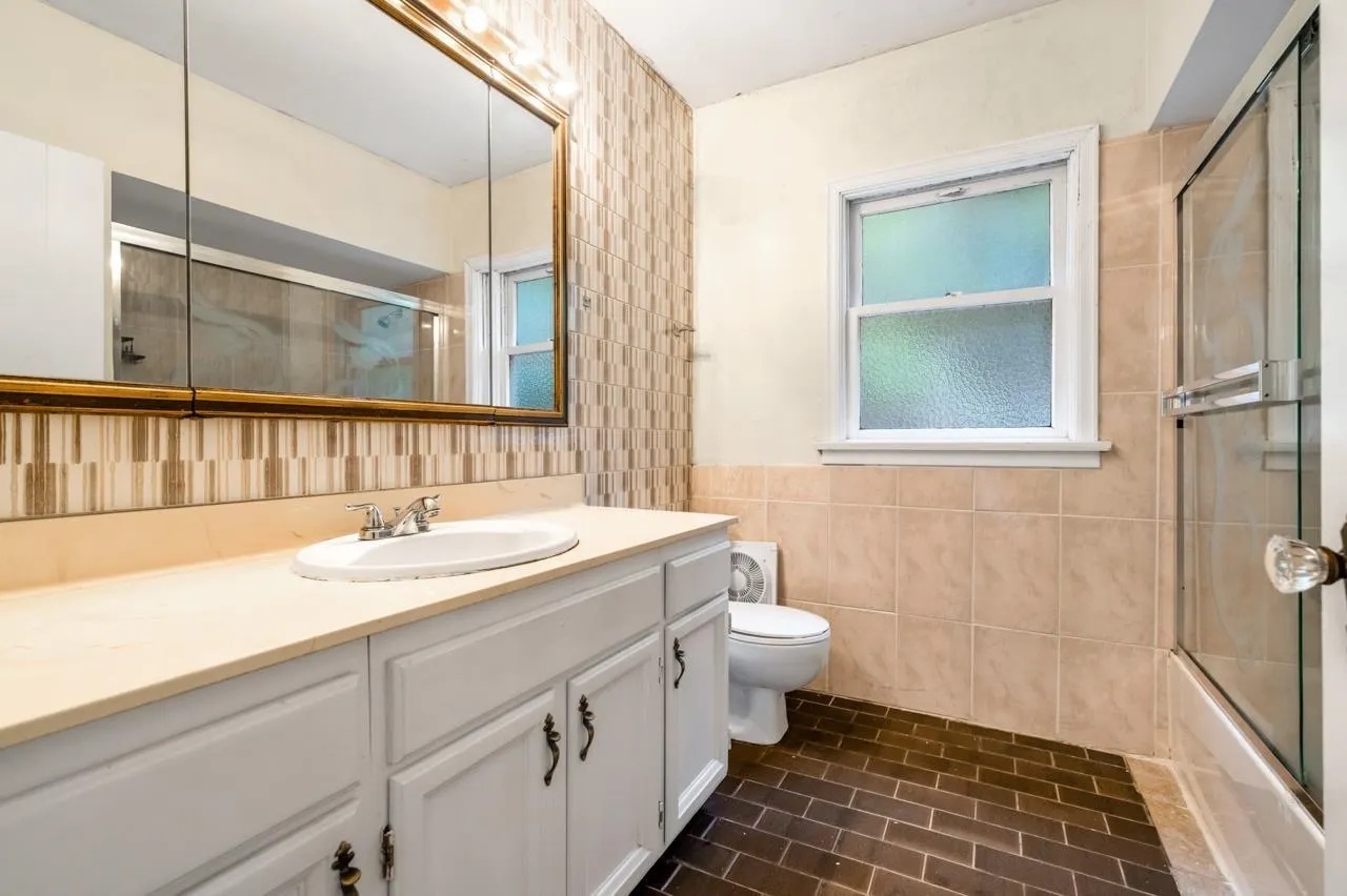 1441 W 49th Avenue