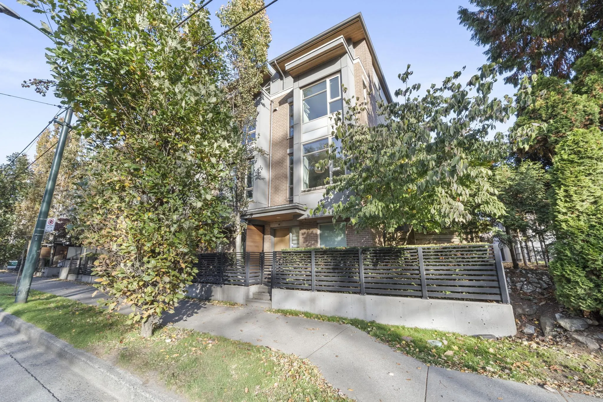 5552 Oak Street