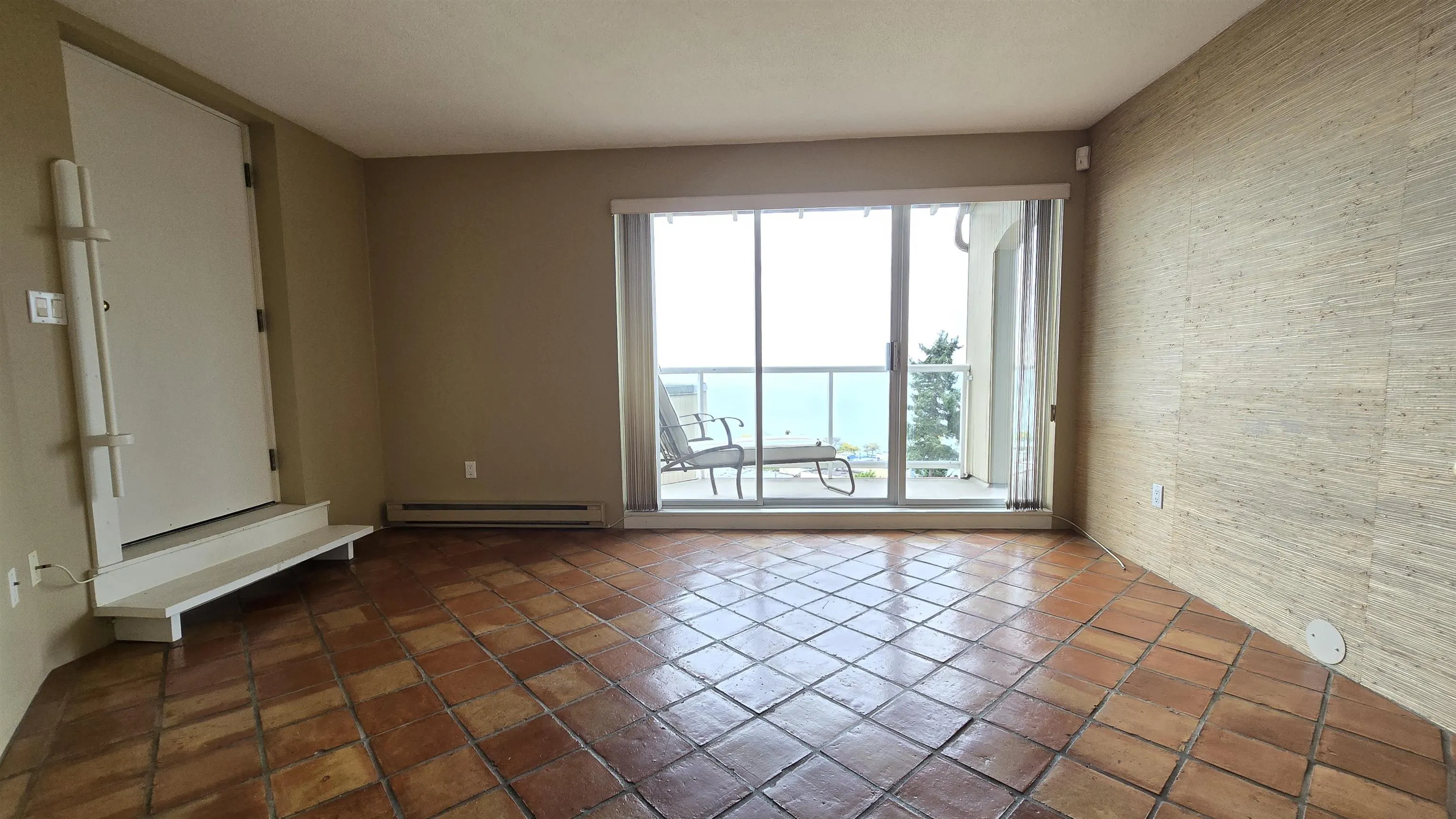 15025 Victoria Avenue #401