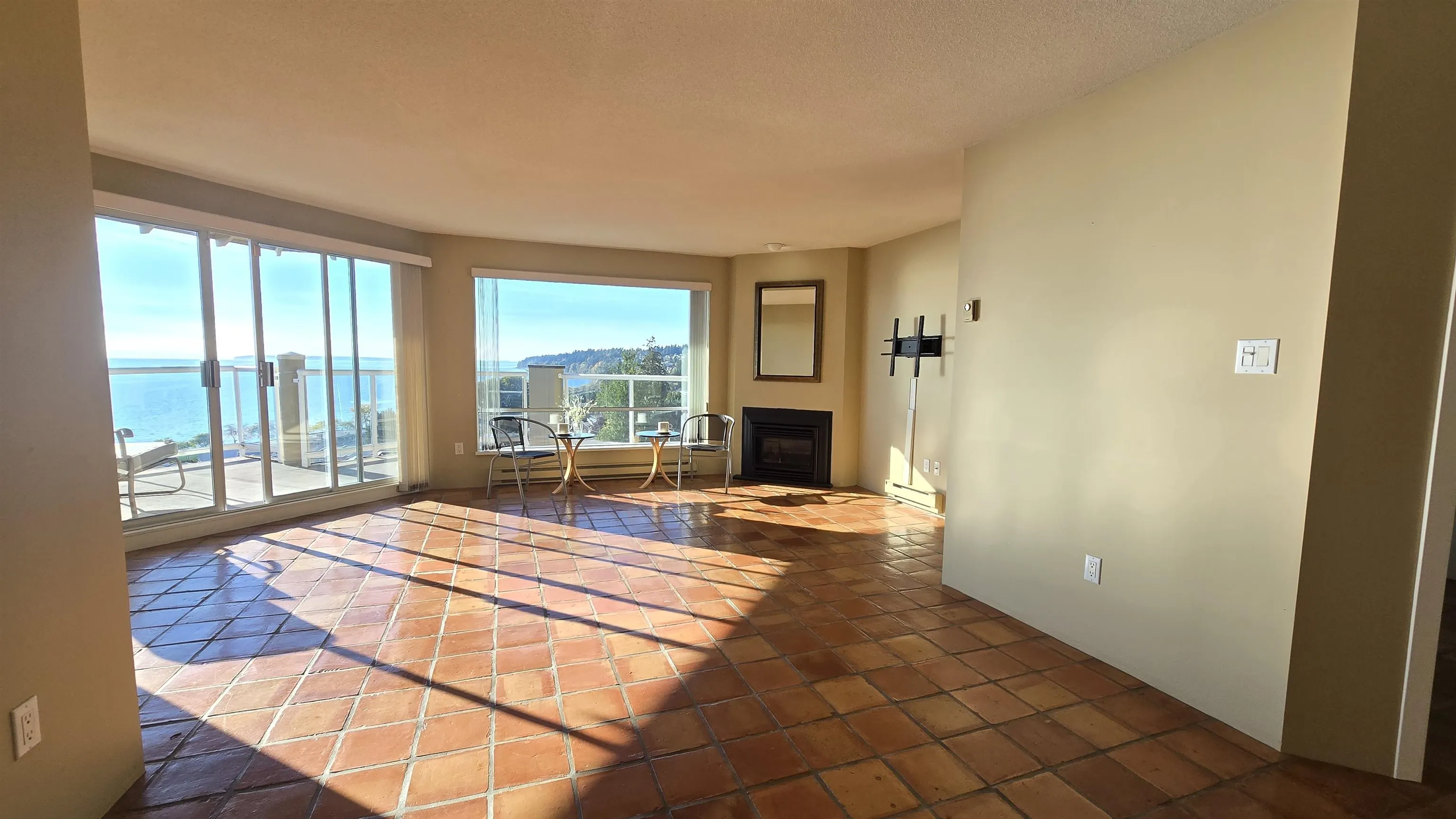 15025 Victoria Avenue #401