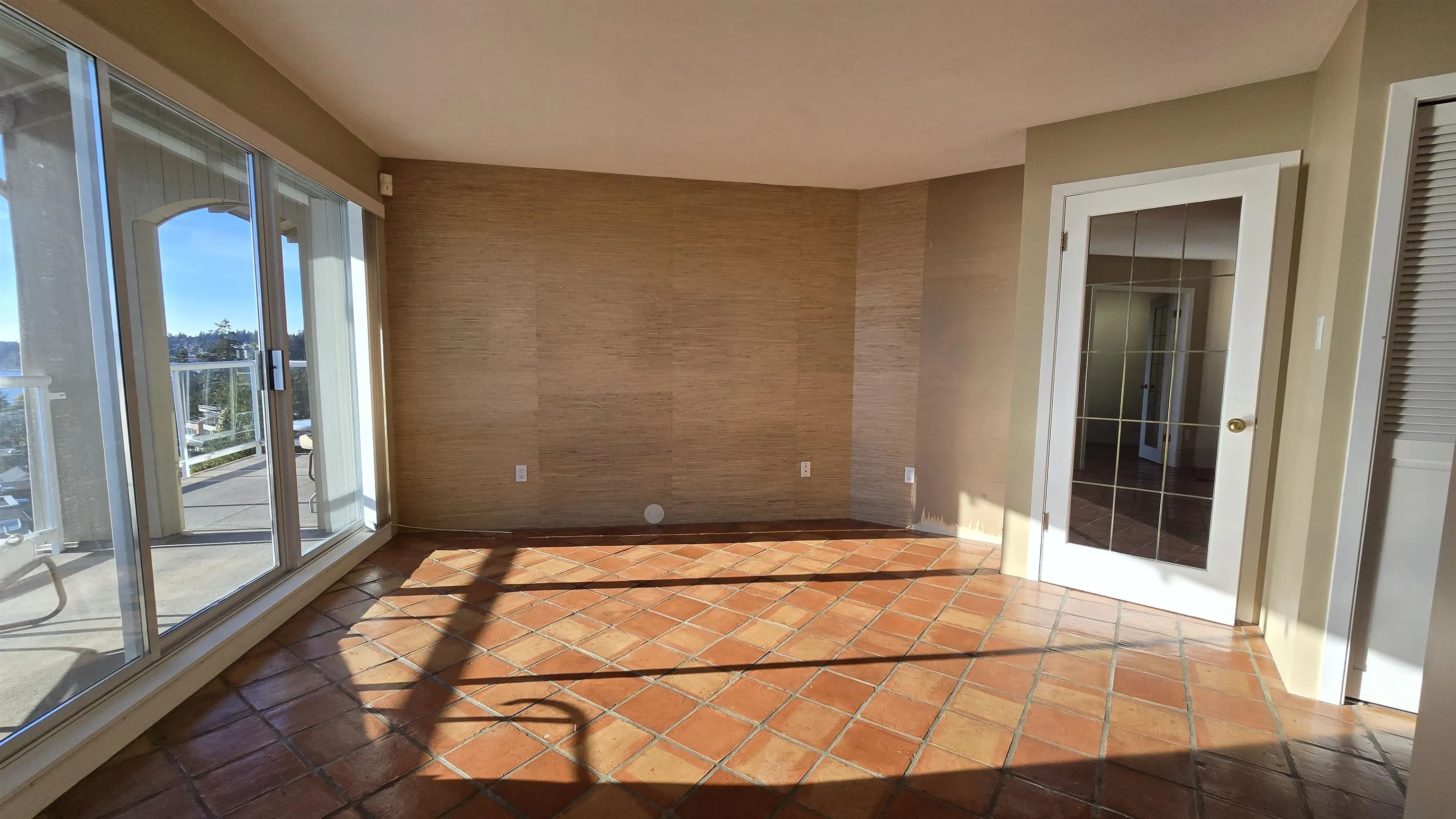 15025 Victoria Avenue #401