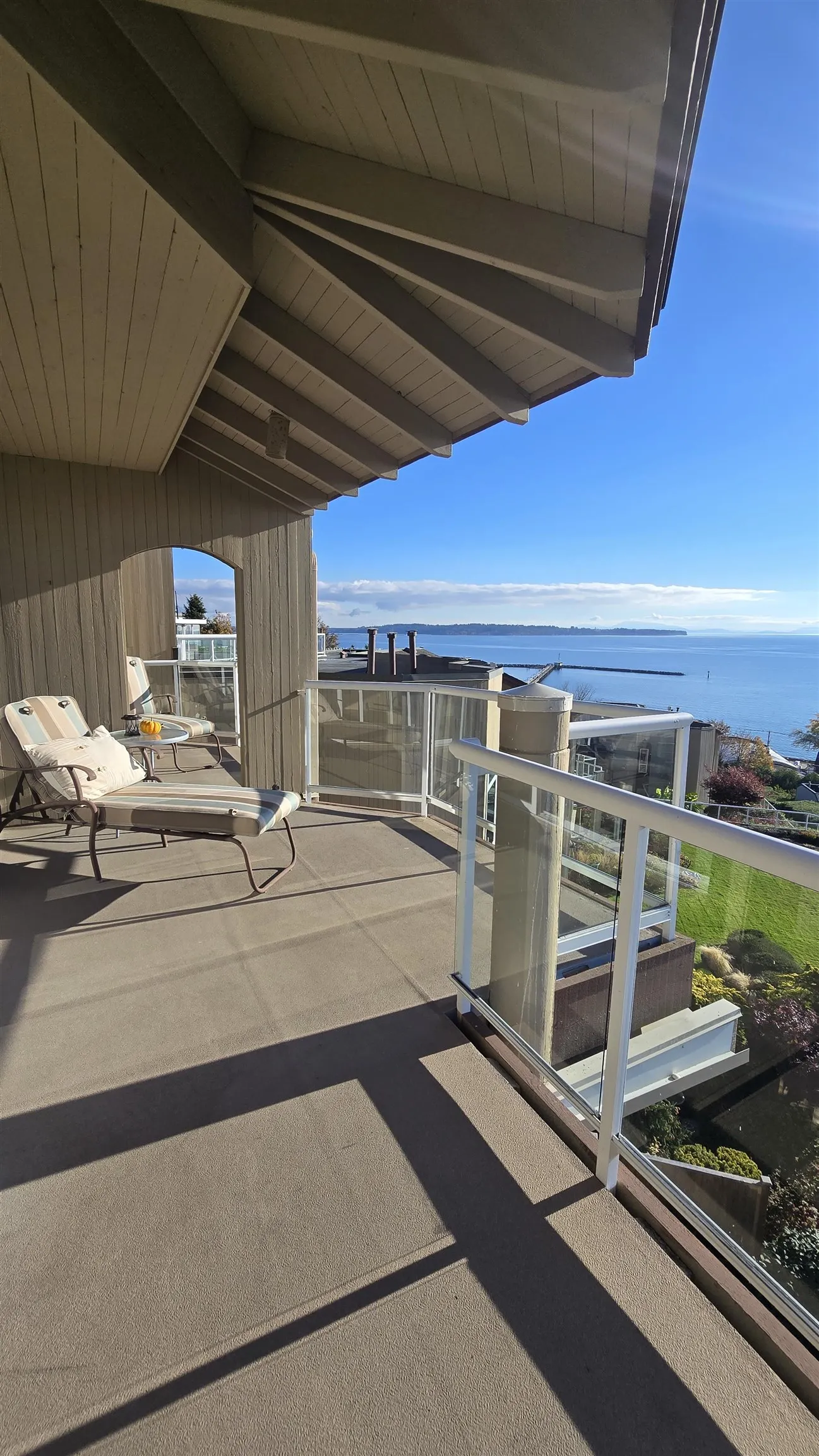 15025 Victoria Avenue #401