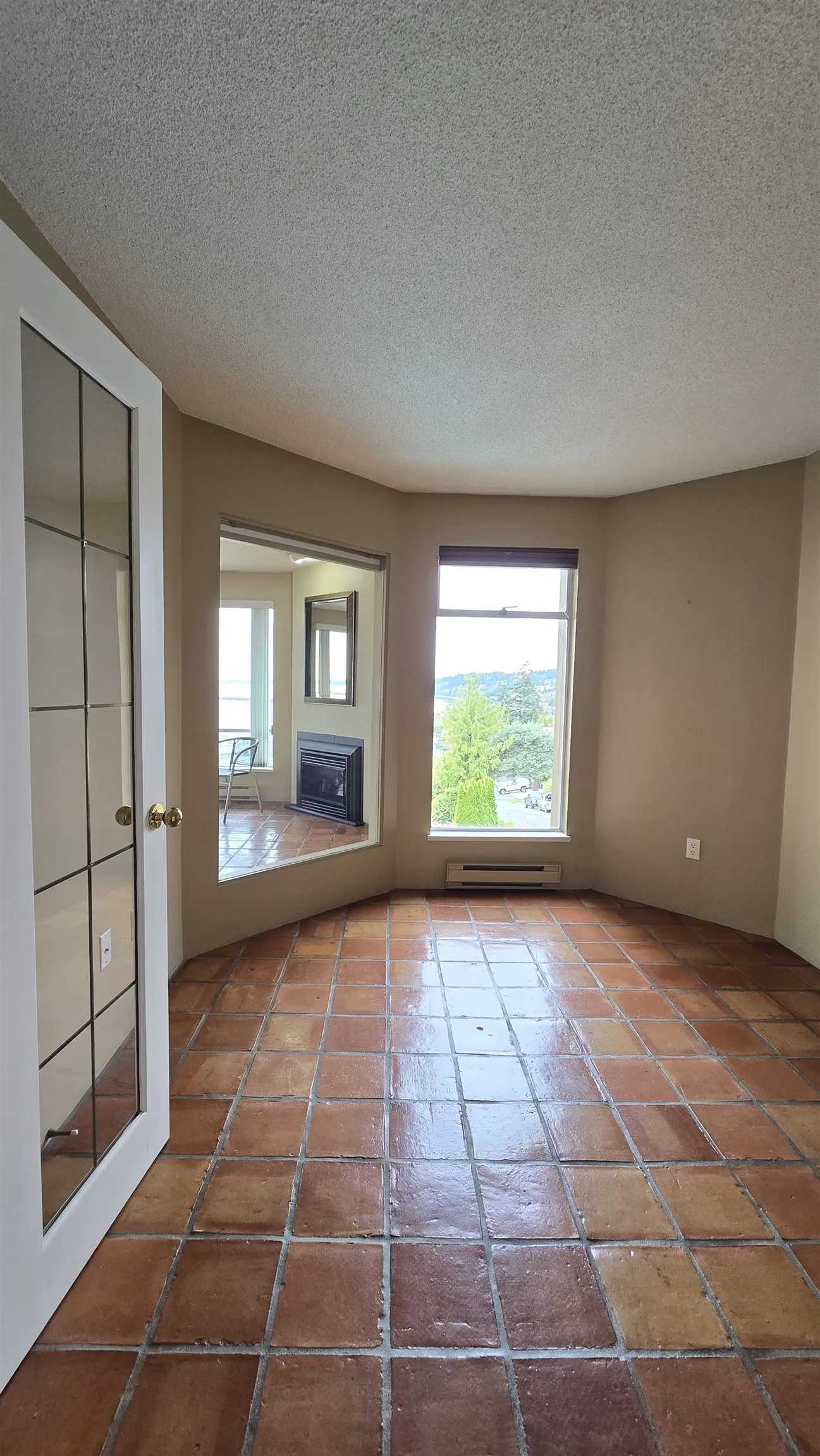 15025 Victoria Avenue #401
