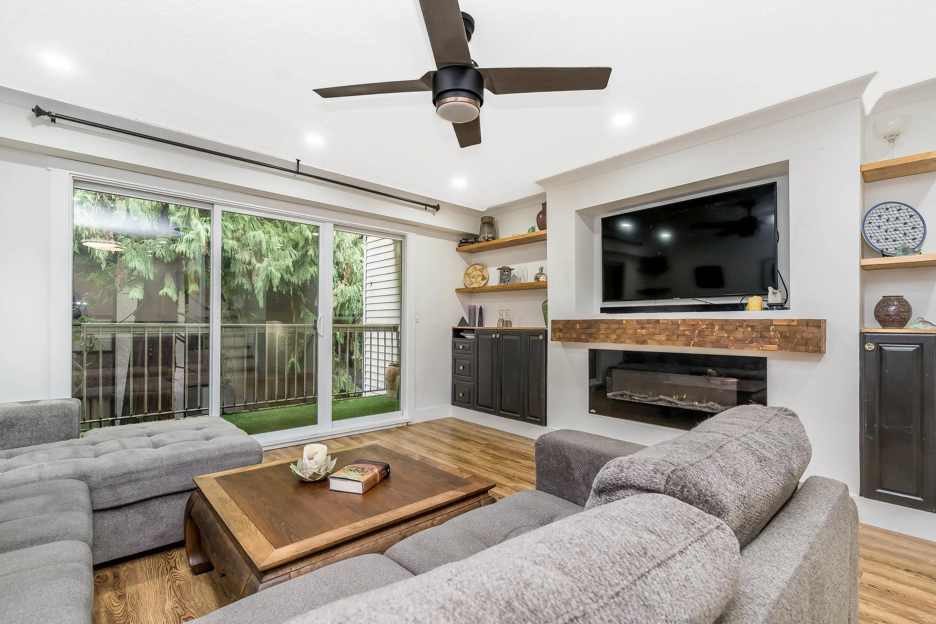 33923 E Bourquin Crescent #17