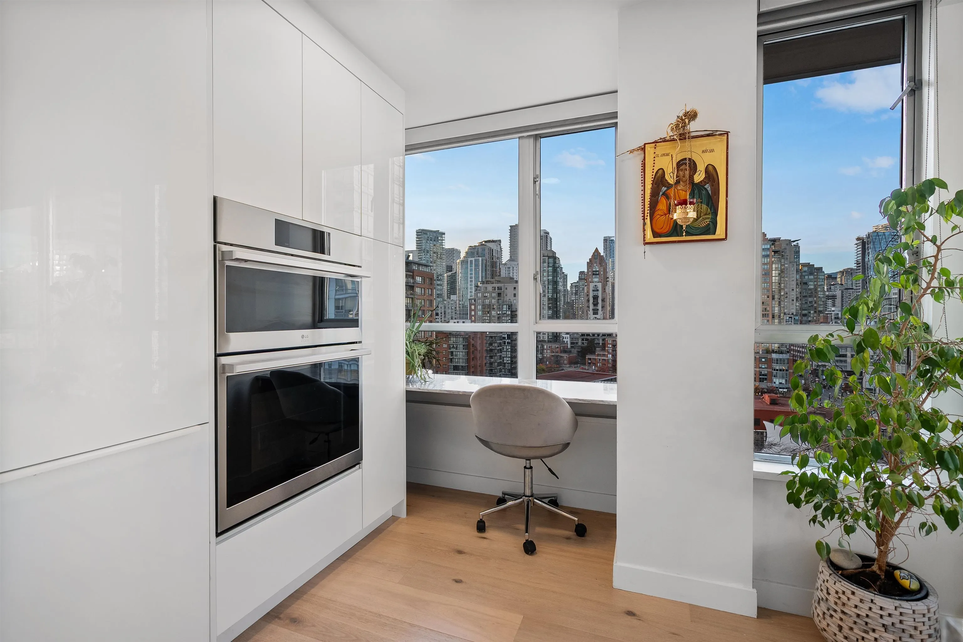 1228 Marinaside Crescent #1706