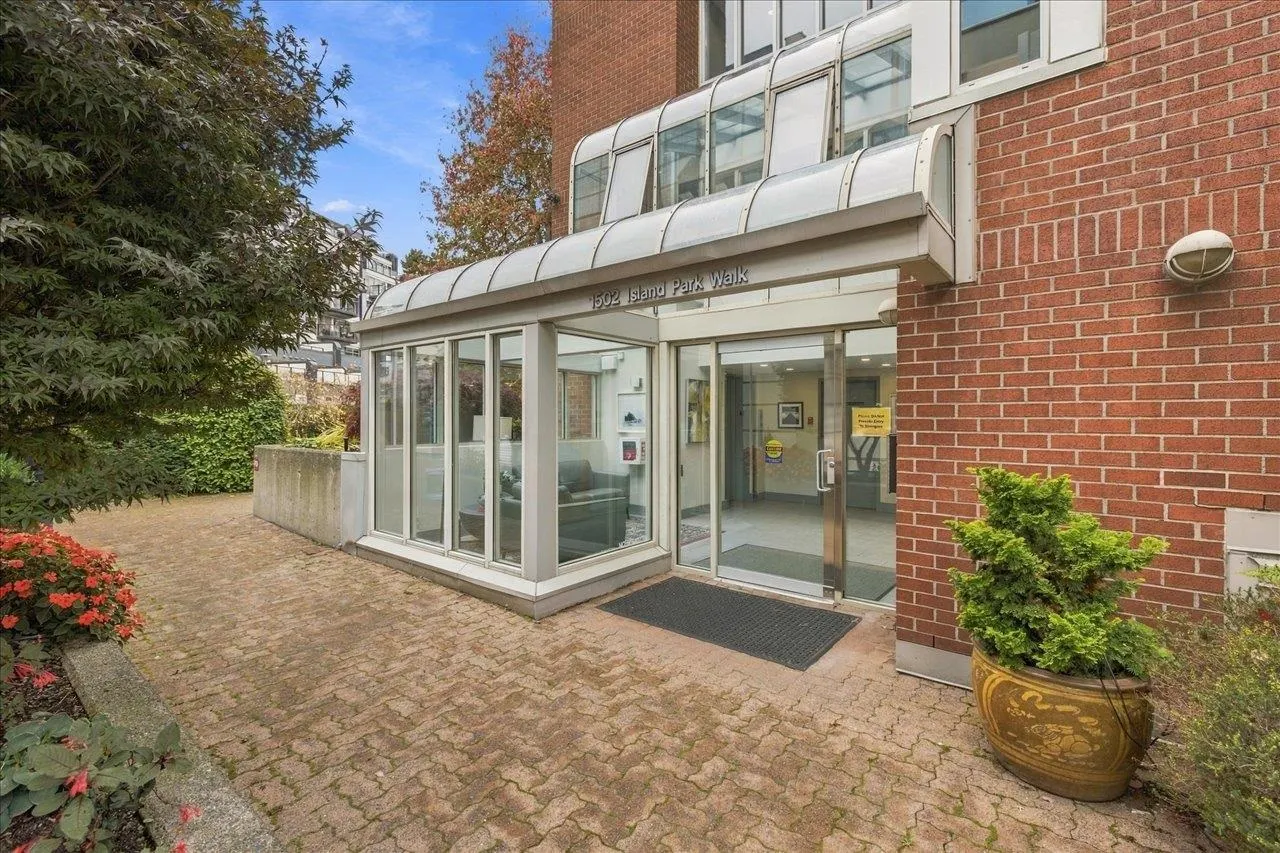 1502 Island Park Walk #405