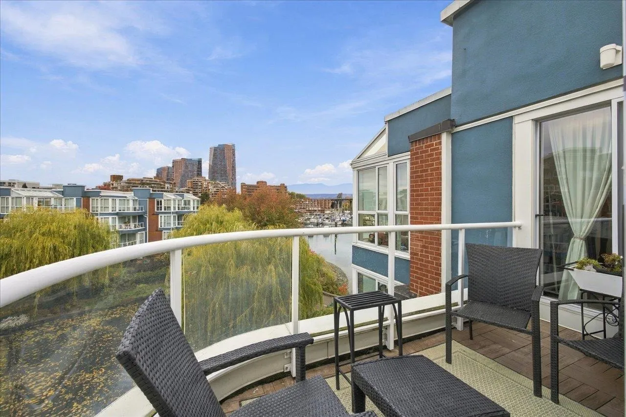 1502 Island Park Walk #405