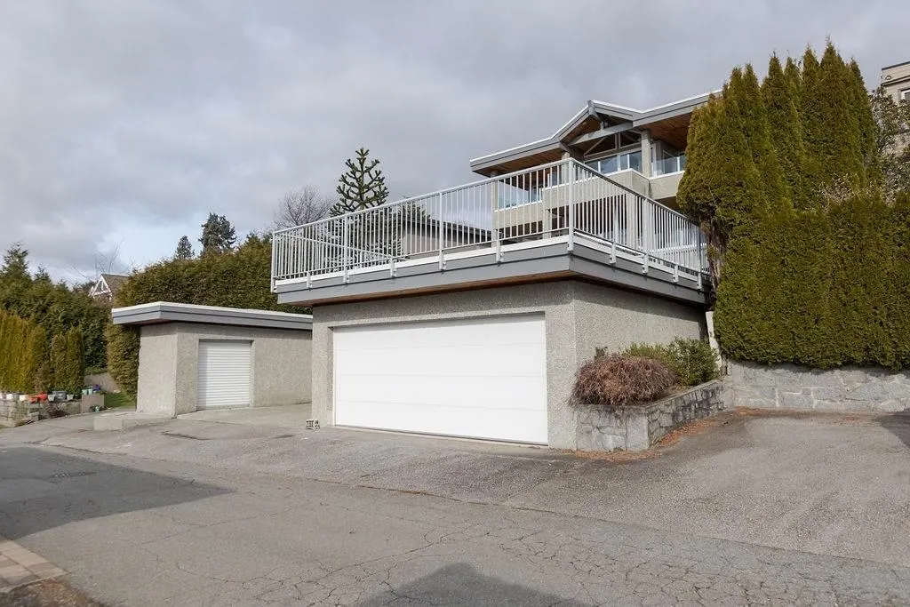 2160 Ottawa Avenue