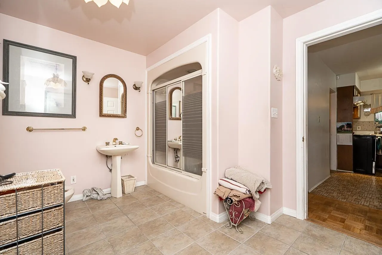 20088 Fernridge Crescent