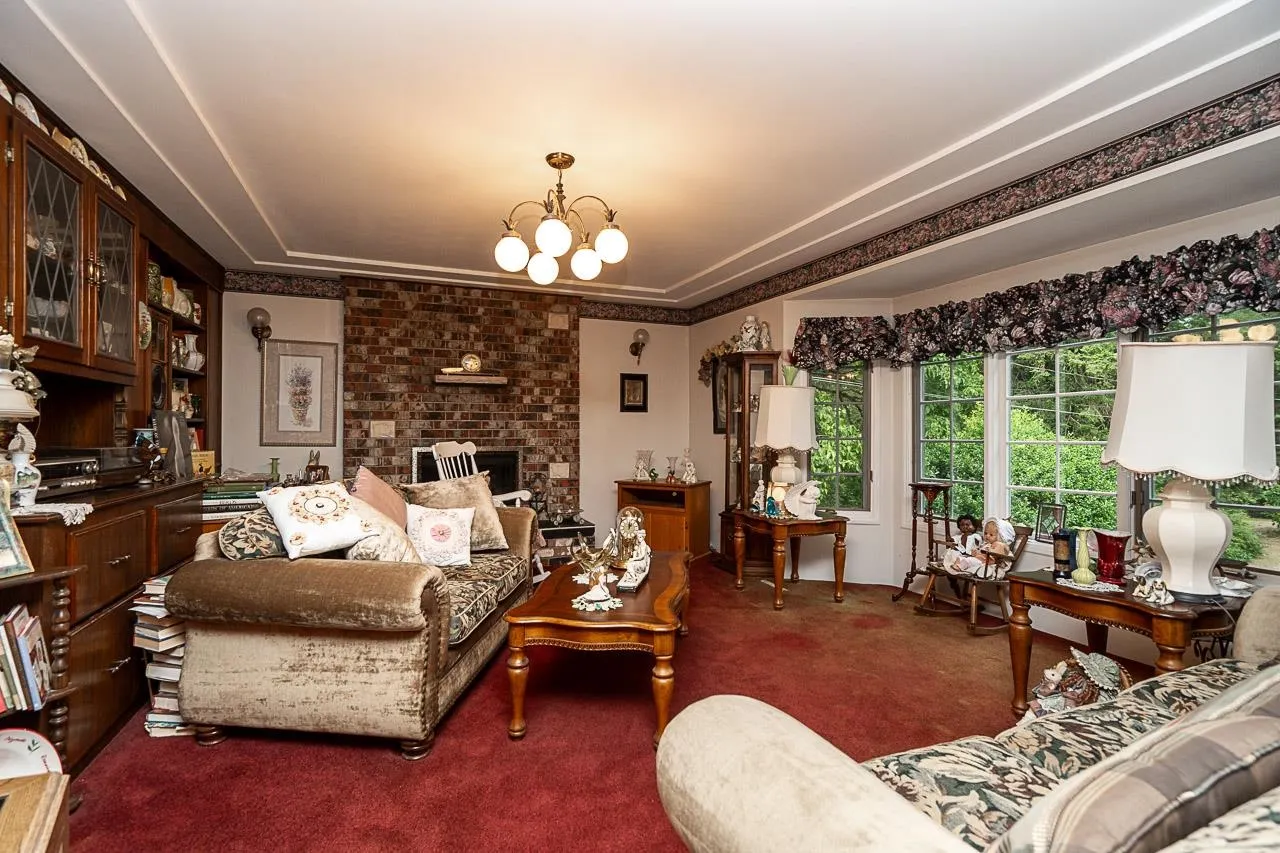 20088 Fernridge Crescent