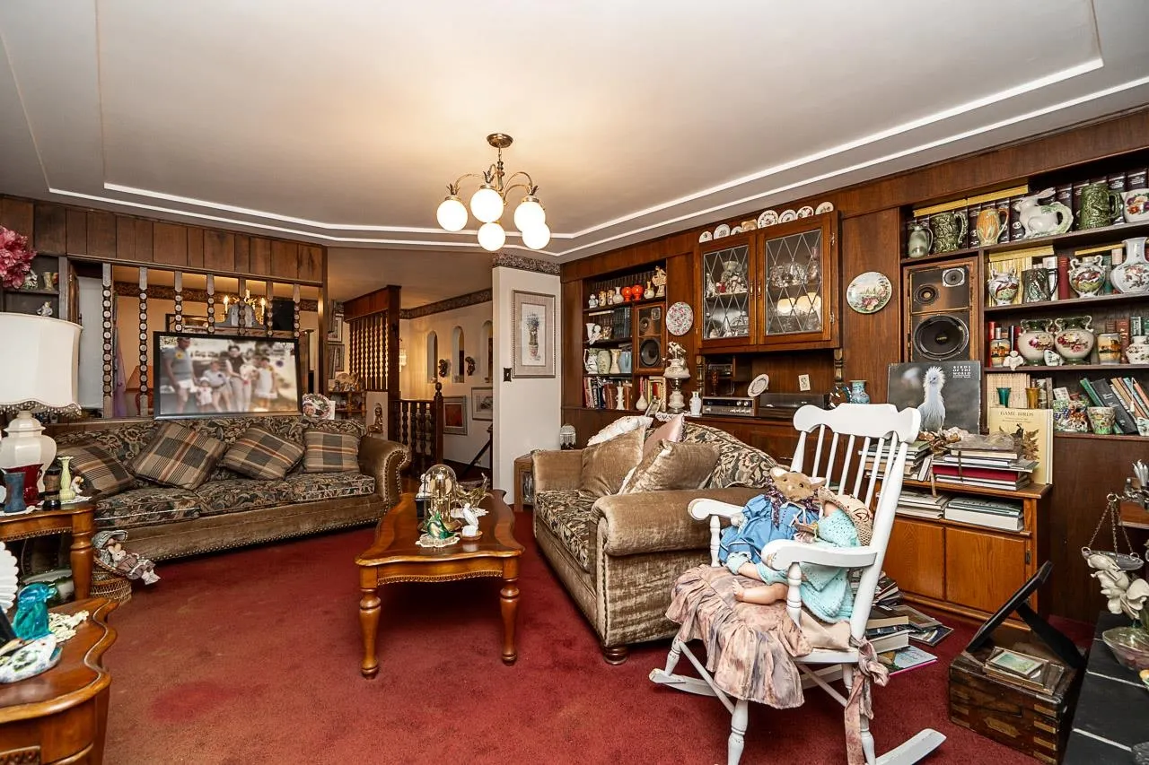 20088 Fernridge Crescent