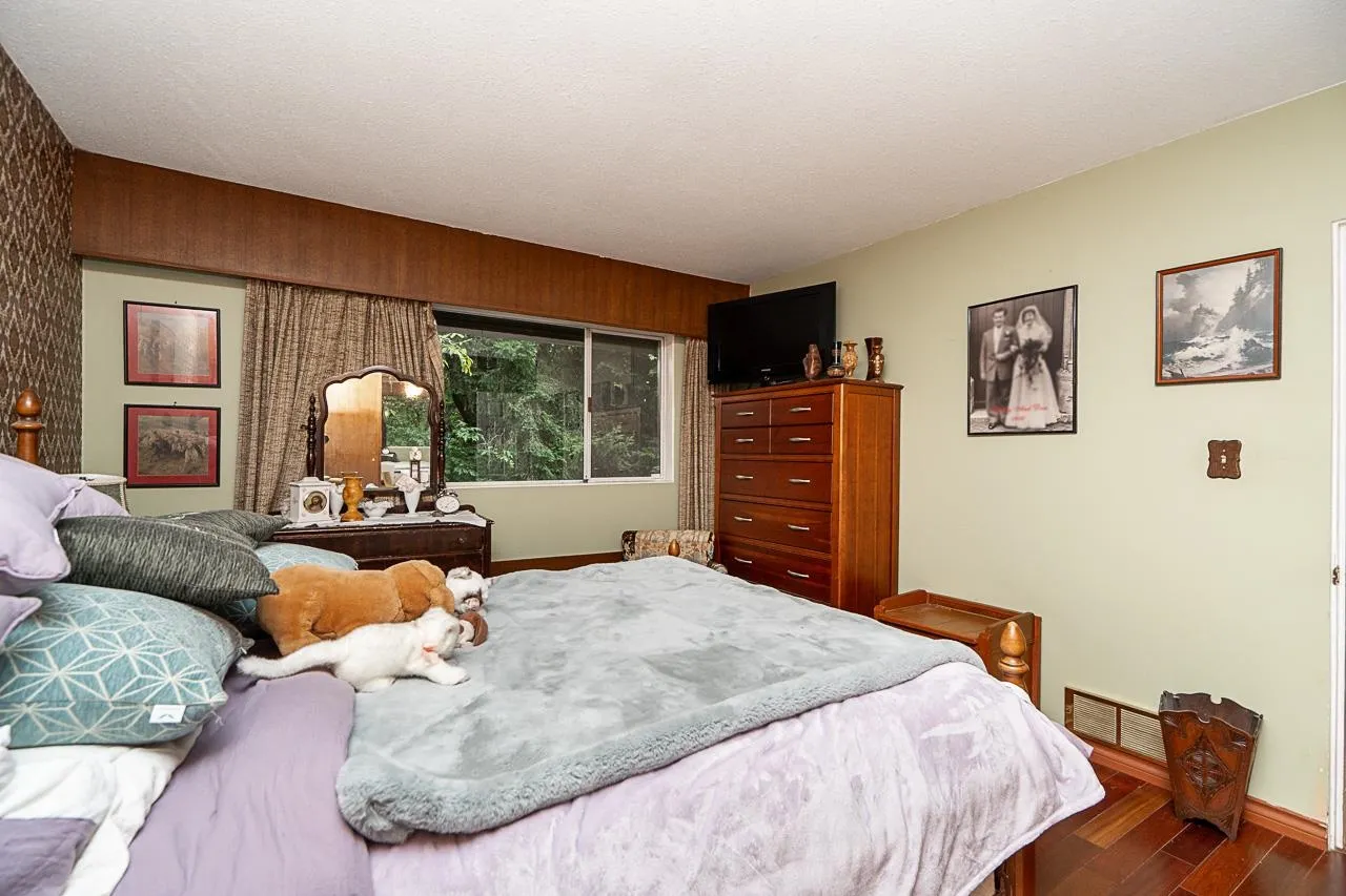 20088 Fernridge Crescent