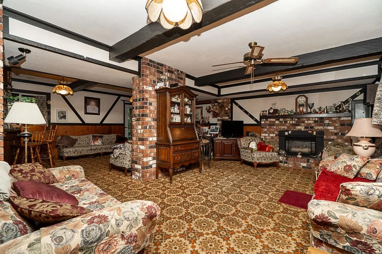 20088 Fernridge Crescent
