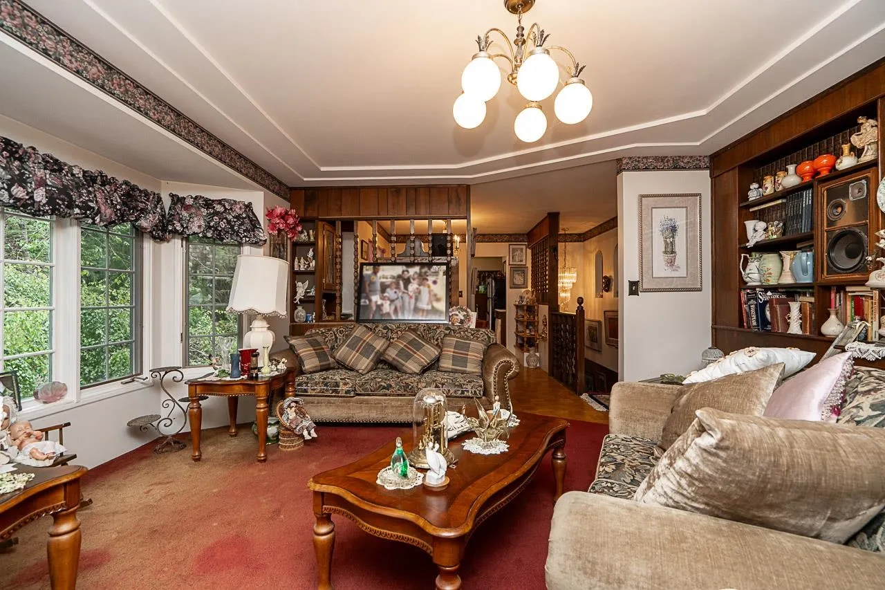 20088 Fernridge Crescent