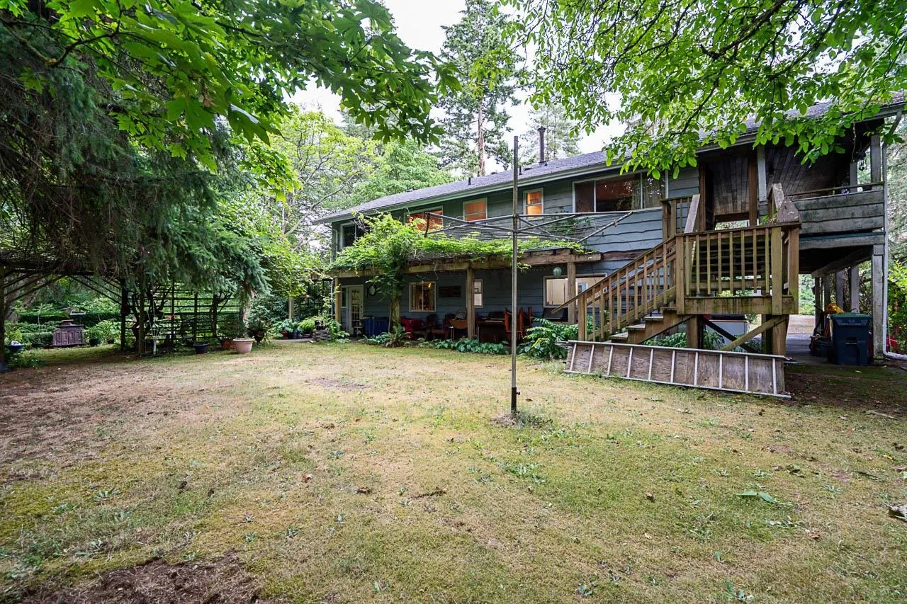 20088 Fernridge Crescent