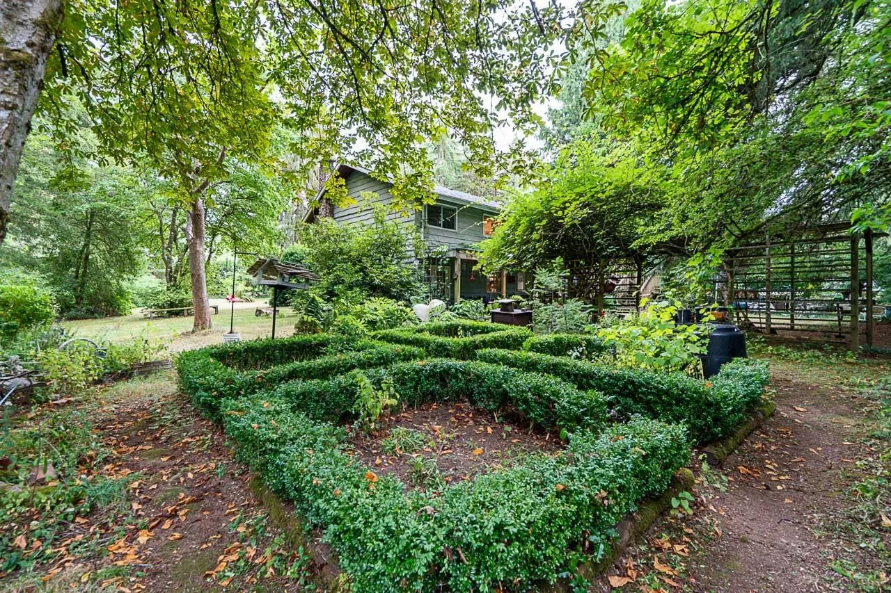 20088 Fernridge Crescent