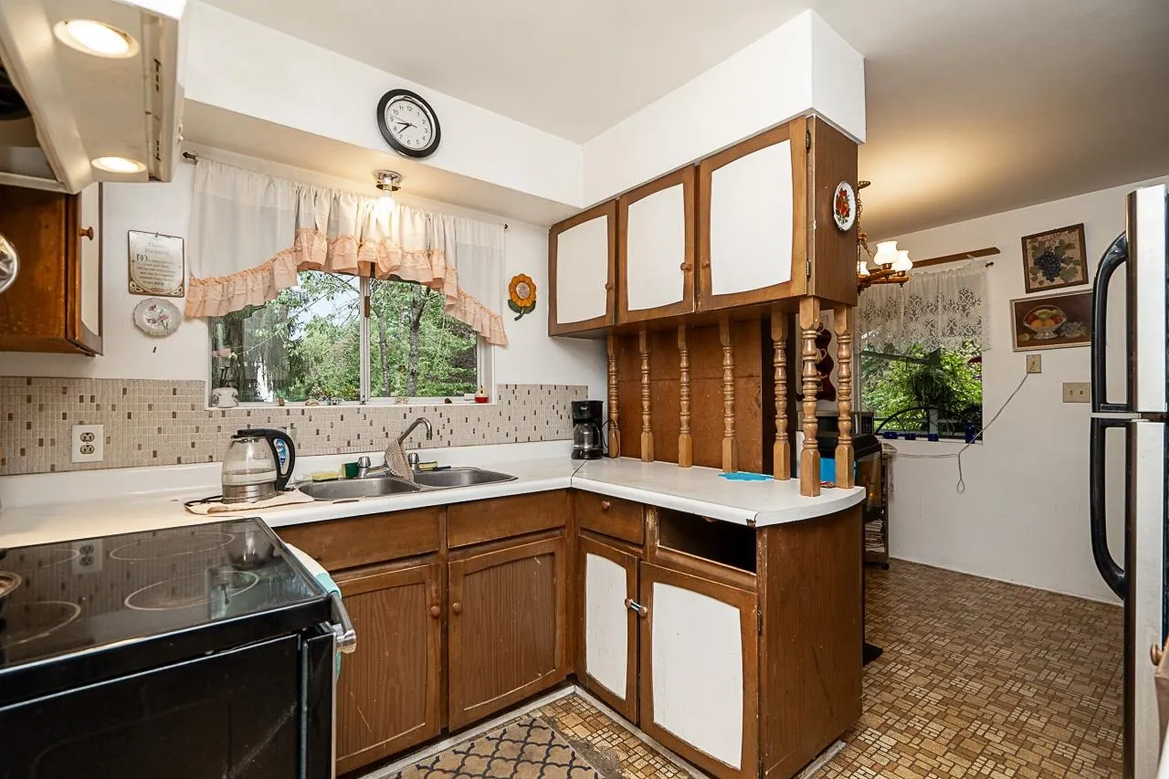 20088 Fernridge Crescent