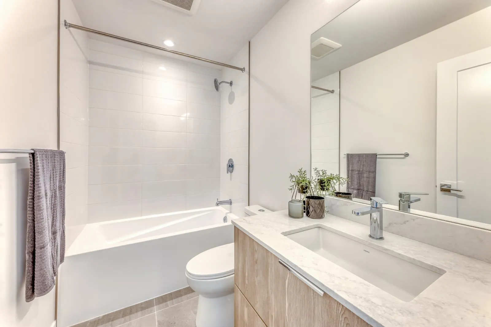 3421 Queenston Avenue #104