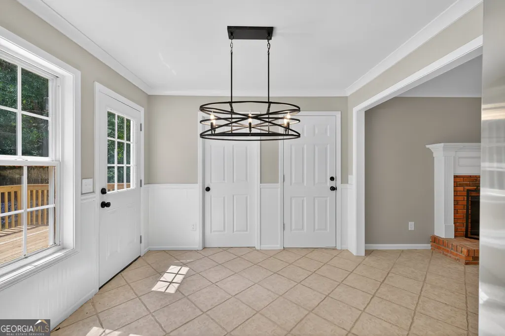 883 Windward Road