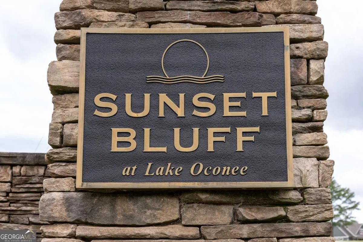 1111 Sunset Bluff