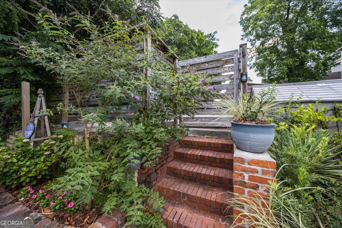 1119 Adams Street