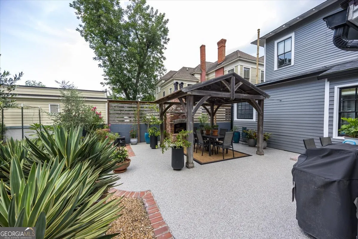 1119 Adams Street