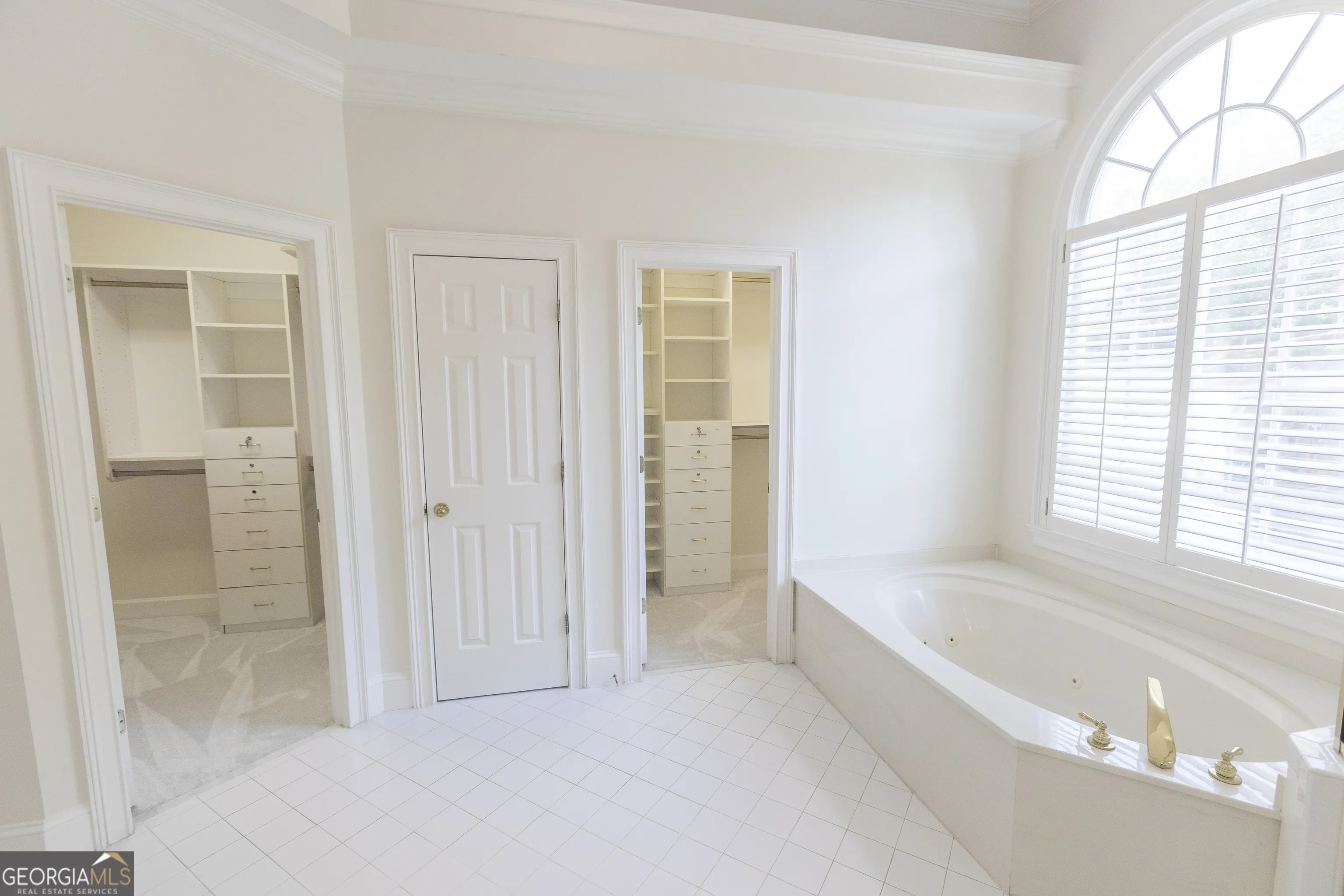 5685 COMMONS Lane
