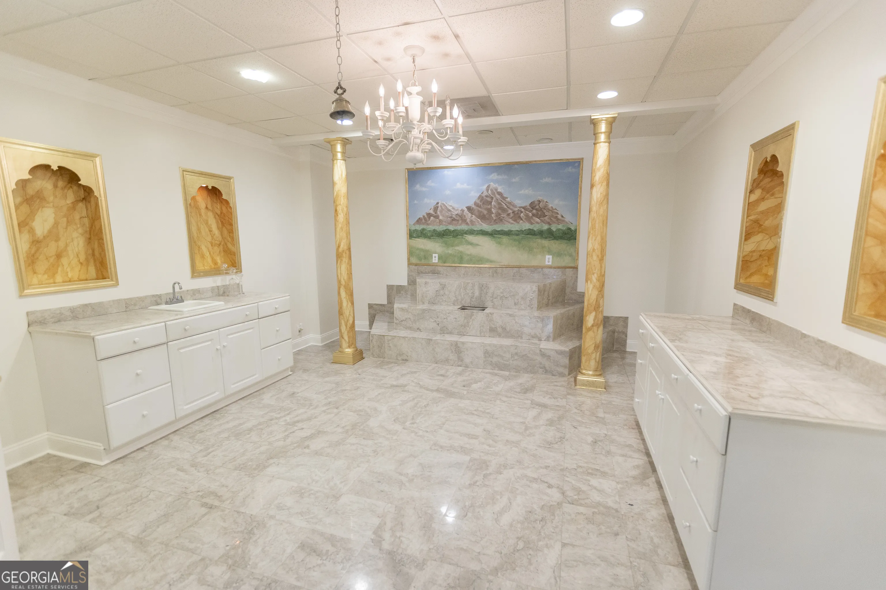 5685 COMMONS Lane
