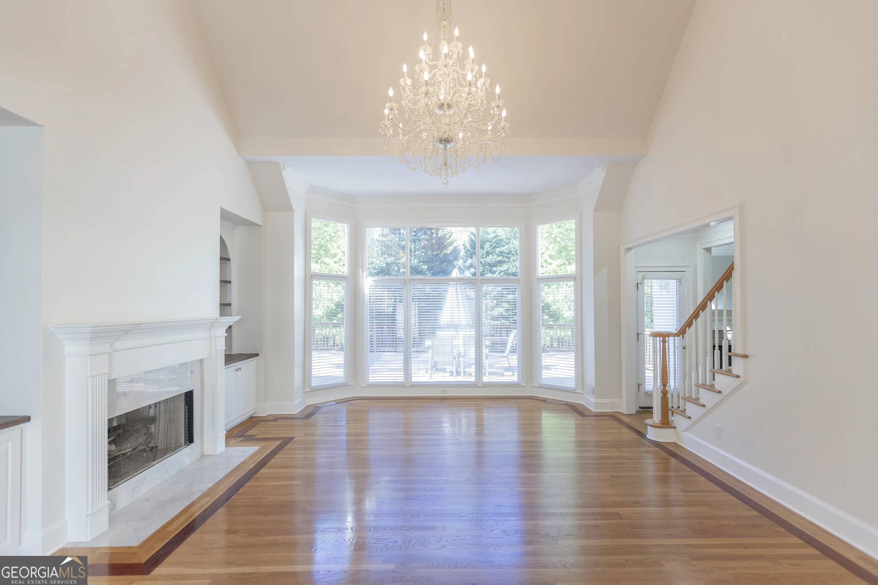 5685 COMMONS Lane