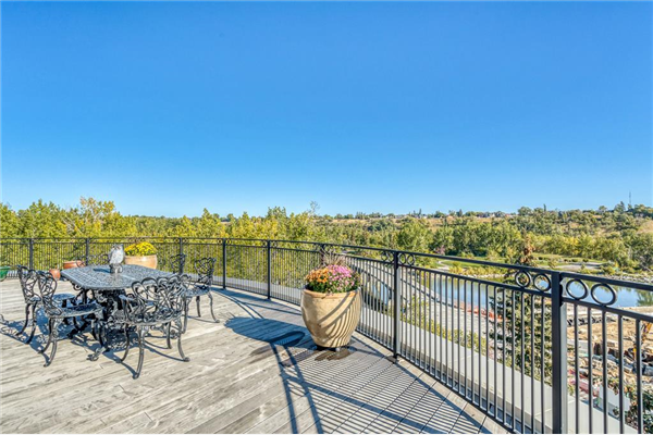 400 Eau Claire Avenue SW, Calgary