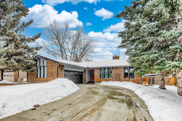 608 Lake Simcoe Close SE, Calgary
