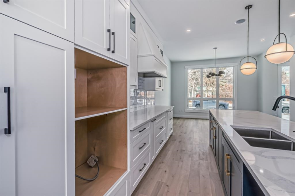 4525 19 Avenue NW, Calgary